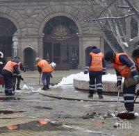 Топят снега от жълтите павета във 