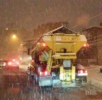 Цяла нощ 74 снегорина чистиха улиците на София