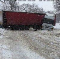 ТИР блокира пътя за Хасково, образува се колони от коли