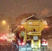 УДАРНО! Цяла нощ в София са обработвали пътищата срещу заледяване, 213 човека са спали в кризисните центрове 