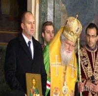 ИЗВЪНРЕДНО! Патриарх Неофит дари икона на Румен Радев (ОБНОВЕНА)