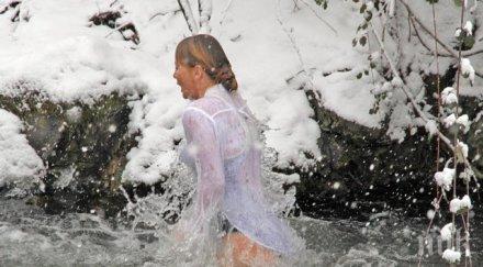 горещи снимки студа йоги гмурнаха голи река минус градуса