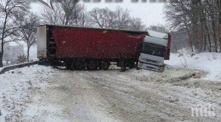 тир блокира пътя хасково образува колони коли