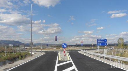 жители кресна блокират главен път