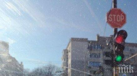 луда работа светофар варна свети червено зелено едновременно