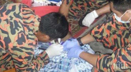 идиот мъж заклещи пениса бутилка вода можел стиска тоалетната