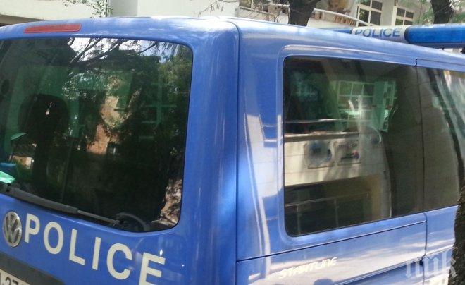 КОГАТО ГОСПОД ТЕ ПАЗИ! Късметлия оцеля след падане в 30-метрова пропаст