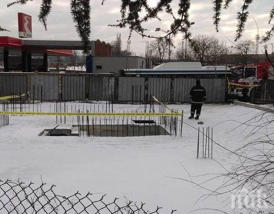 ИЗВЪНРЕДНО! Трети час водолази търсят труп в шахтата на ул. „Девня“ във Варна