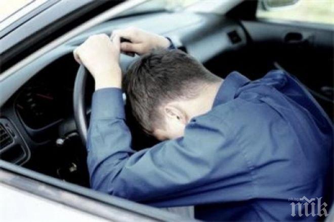 Шок: 30-годишен шофьор без книжка замеря с банкноти полицаи 