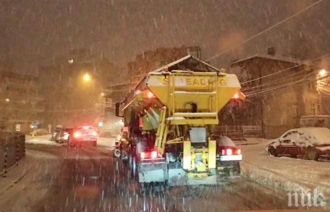 Цяла нощ 74 снегорина чистиха улиците на София