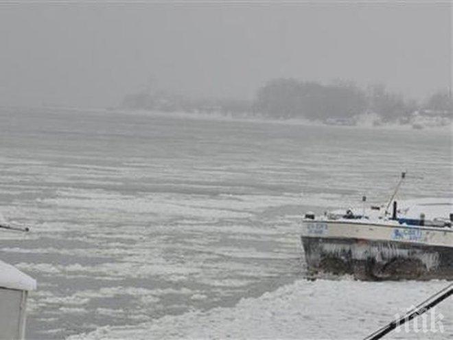 ТРАГЕДИЯ! Ловец се удави в Дунав, гонел патица по леда