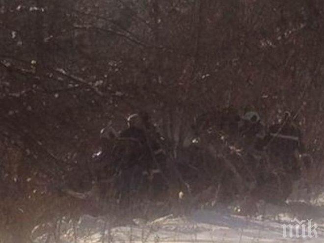 Трагедия! Пожарникари режат ламарини край Кюстендил, за да извадят затиснат шофьор, има четирима ранени