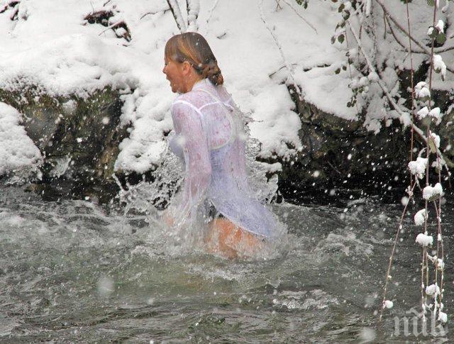 МНОГО ГОРЕЩИ СНИМКИ НА СТУДА: Йоги се гмурнаха голи в река на минус 3 градуса