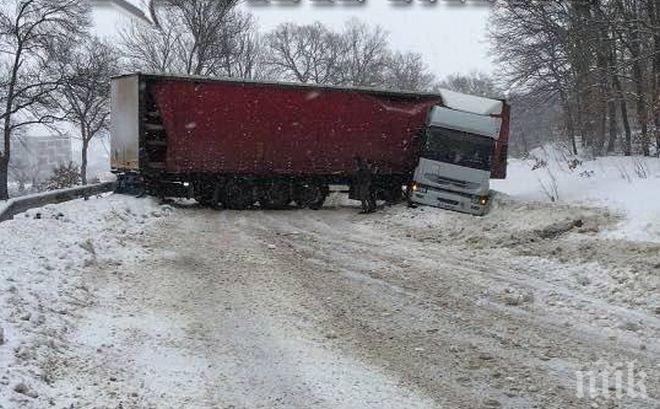 ТИР блокира пътя за Хасково, образува се колони от коли