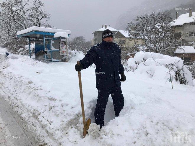 Оптимистично за времето в петък! Снегът спира, облачността се разкъсва, но идва страшен студ