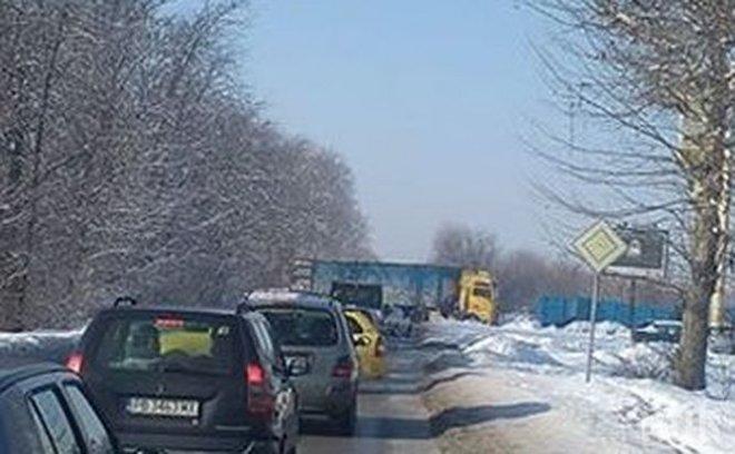 ИНЦИДЕНТ! Аваририрал тир блокира Пазарджишко шосе, клона от коли има и в двете посоки 