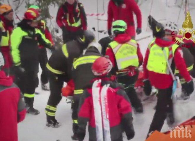 ЦЕЛУНАТИ ОТ ГОСПОД! Извадиха три живи деца изпод затрупания от лавина хотел в Италия