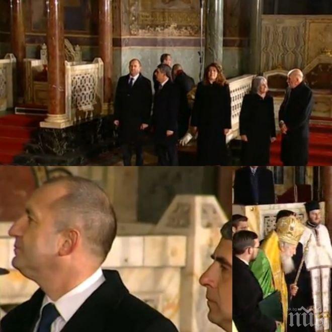 Патриарх Неофит отслужи празничната литургия за встъпването в длъжност на новия президент