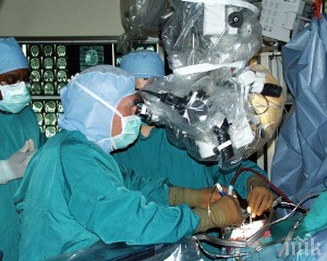 ЧУДО! Лекари извадиха 15-килограмов тумор от гърдите на мъж