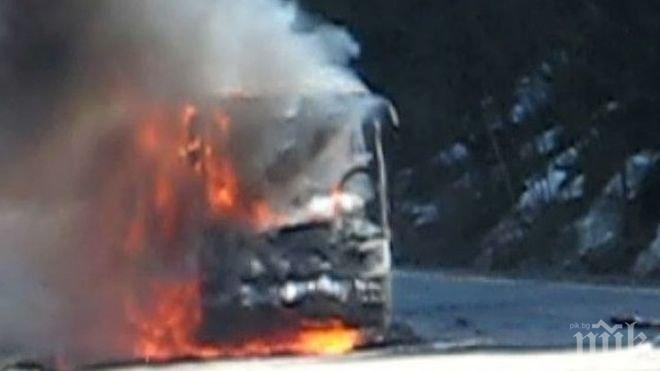 ТРАГЕДИЯ! 16 деца загинаха при автобусна катастрофа в Италия, рейсът се шибнал в стълб и се запалил 