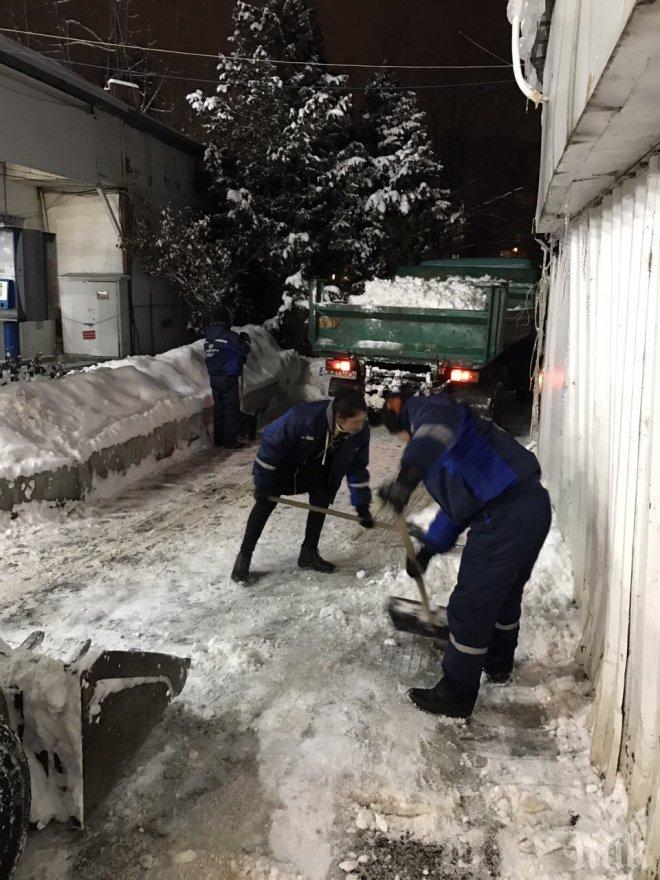 УДАРНО! Чистят и през нощта софийските пазари (СНИМКА) 
