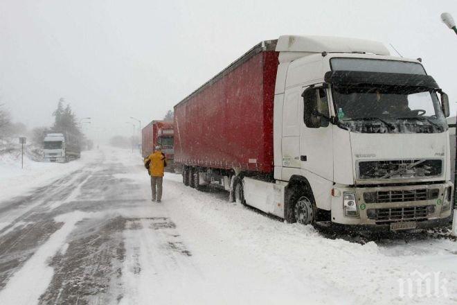 Огромна опашка от тирове се вие на Дунав мост 2