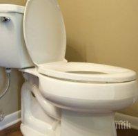 ИЗДЪНКА! Осмокласник си заклещи ръката в тоалетната- пробва да извади скъпия си телефон   