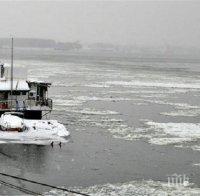 Заради леда по Дунав: Бомбастични опашки на моста край Видин и Русе, извиха се 14 км камиони  