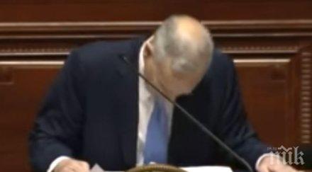 шок политик припадна време реч видео