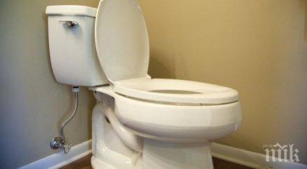 издънка осмокласник заклещи ръката тоалетната пробва извади скъпия телефон