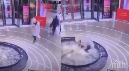 лудост жена падна фонтан докато чати видео