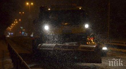 цяла нощ чистиха леда улиците столицата