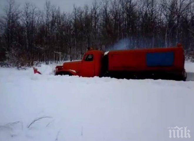 Ето как снегорин си проправя път през огромните преспи в Руенско (ВИДЕО)