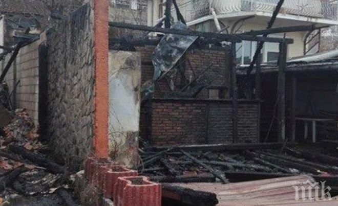 ЗЛОВЕЩО! Това остана от къщата на Кабакум, в която изгоря 45-годишна жена (СНИМКИ)