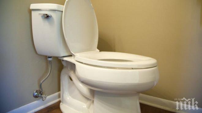 ИЗДЪНКА! Осмокласник си заклещи ръката в тоалетната- пробва да извади скъпия си телефон   