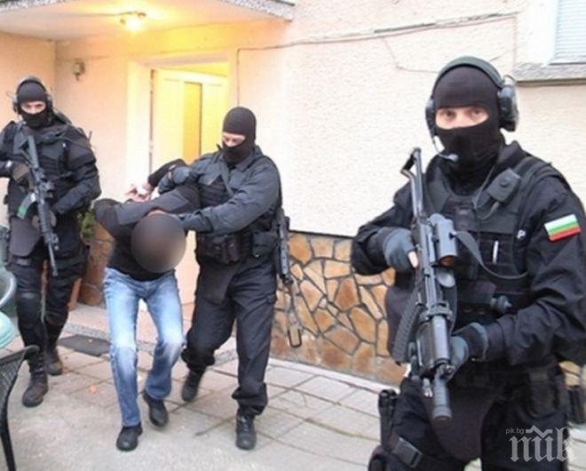 Екшън в Бургас: Полицаи удариха квартирата на известен дилър