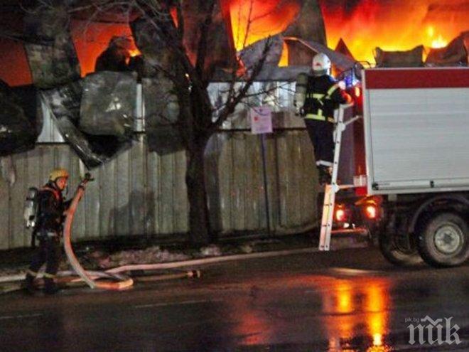 Извънредно: Гори печатницата във Враца (СНИМКИ)
 