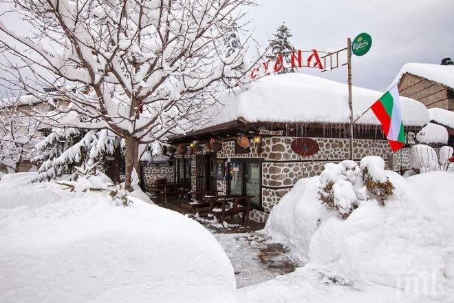 Кръчмарите в Банско привличат клиенти с ескимоска колибка и пийнал Снежко