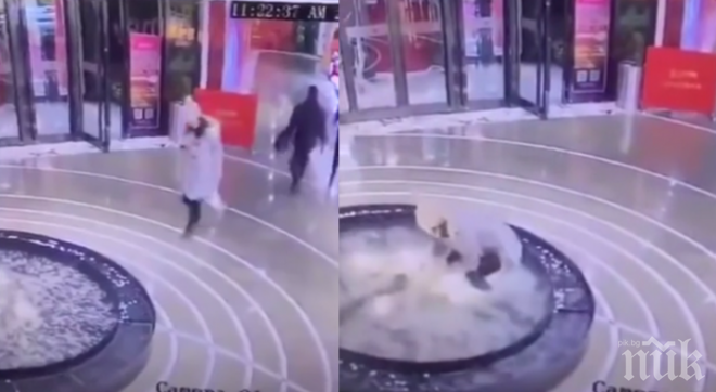 ЛУДОСТ! Жена падна във фонтан докато си чати (ВИДЕО)