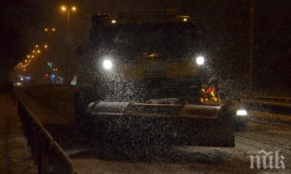 Цяла нощ чистиха леда по улиците в столицата