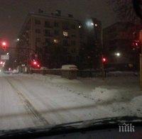 БЕЗ ПРОМЯНА! София остава заледена, улиците се обработват