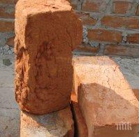 Тухла падна и рани жена по главата в Пазарджик