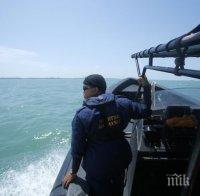 Кораб с туристи на борда потъна край остров Борнео