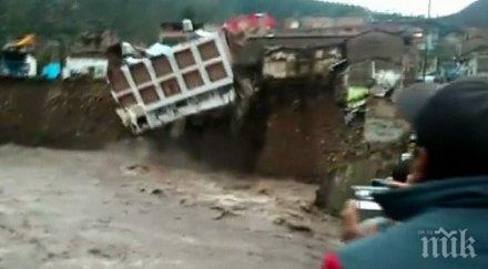 филм цял хотел срути заради наводнение