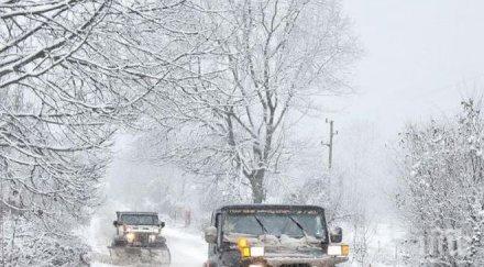 русия пет автобуса коли арестувани снежните преспи