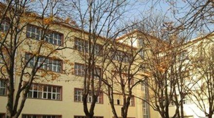 третокласникът мушкаше съученици пергел преместен друго училище