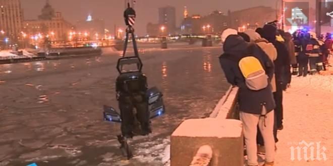 ГЕРОЙ! Полицай скочи в ледените води на Москва река и измъкна жена, потънала с колата си (ВИДЕО)