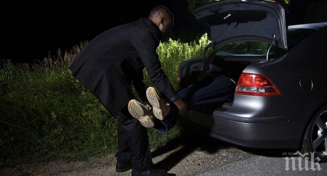 ЕКШЪН! Двама простреляха мъж и после го отвлякоха