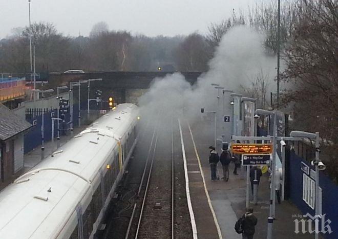 Паника край Лондон! Пожар избухна във влак, измъкнаха пътниците невредими