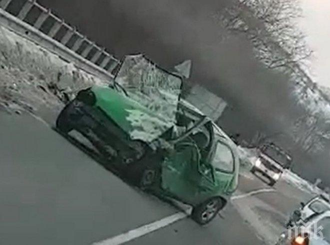 ТЕЖЪК ИНЦИДЕНТ! Майка и син са пострадали при челен сблъсък на пътя Бургас-Средец